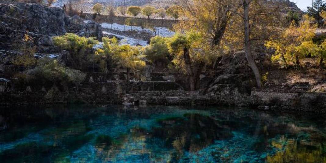 Yükseklerde kar alçakta sonbahar! İki mevsimi bir arada yaşatıyor: Fotoğraflarına bakmak bile ziyaretçi çekmeye yetiyor 1
